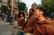 Étudiante recherchant son logement étudiant sur son téléphone