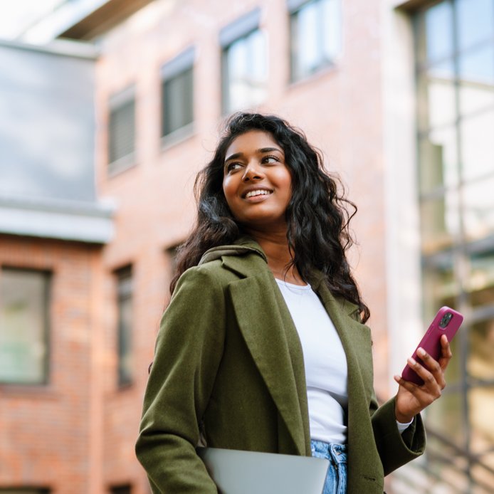 Étudiante consultant les annonces de logement sur son smartphone